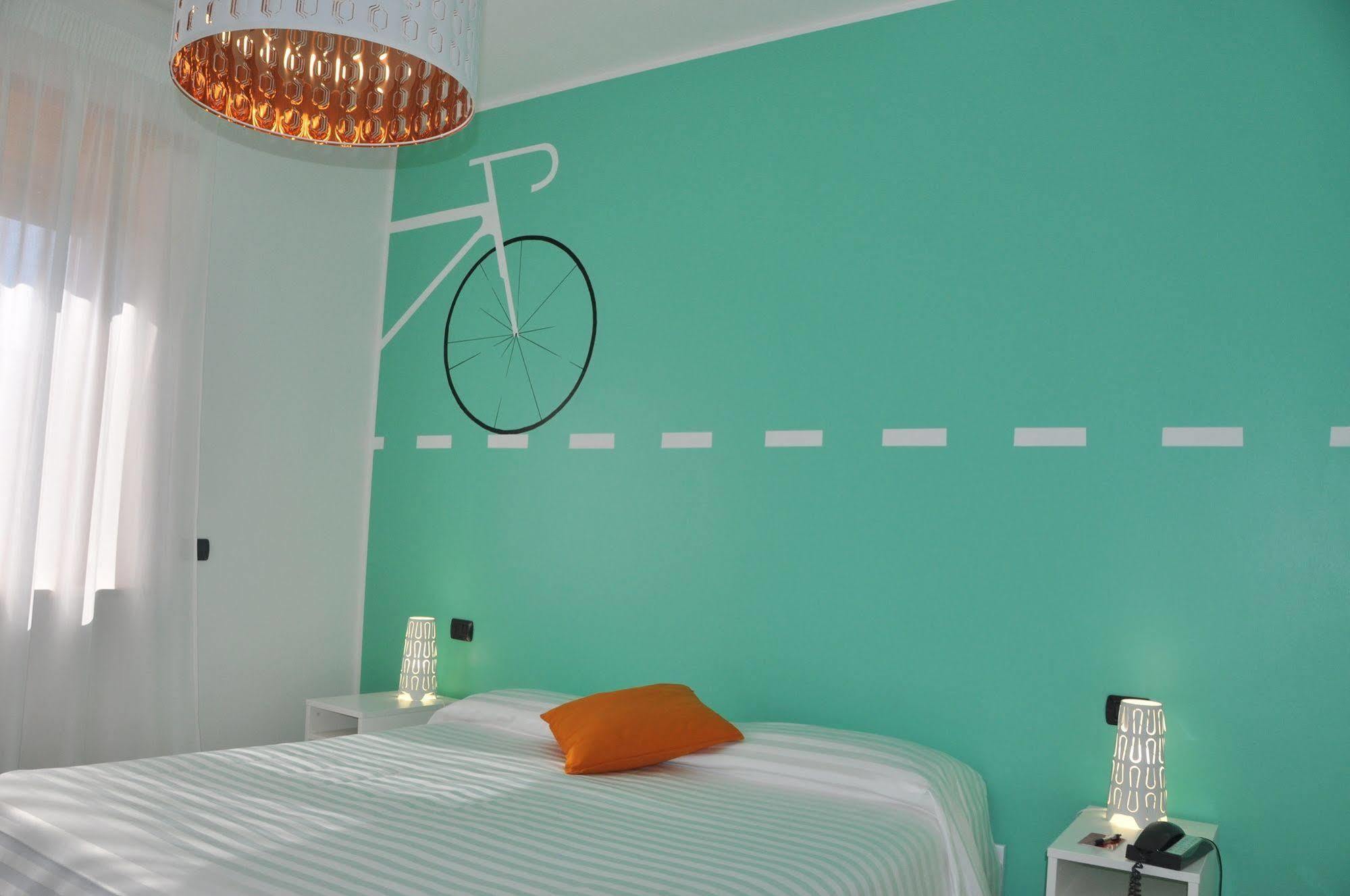 Lo Scoiattolo Piedmont Bike Hotel Pralormo Екстериор снимка